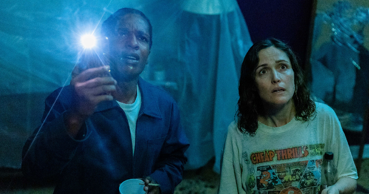 rose byrne osserva qualcosa a lume di torcia in se solo potessi ti prenderei a calci - nerdface