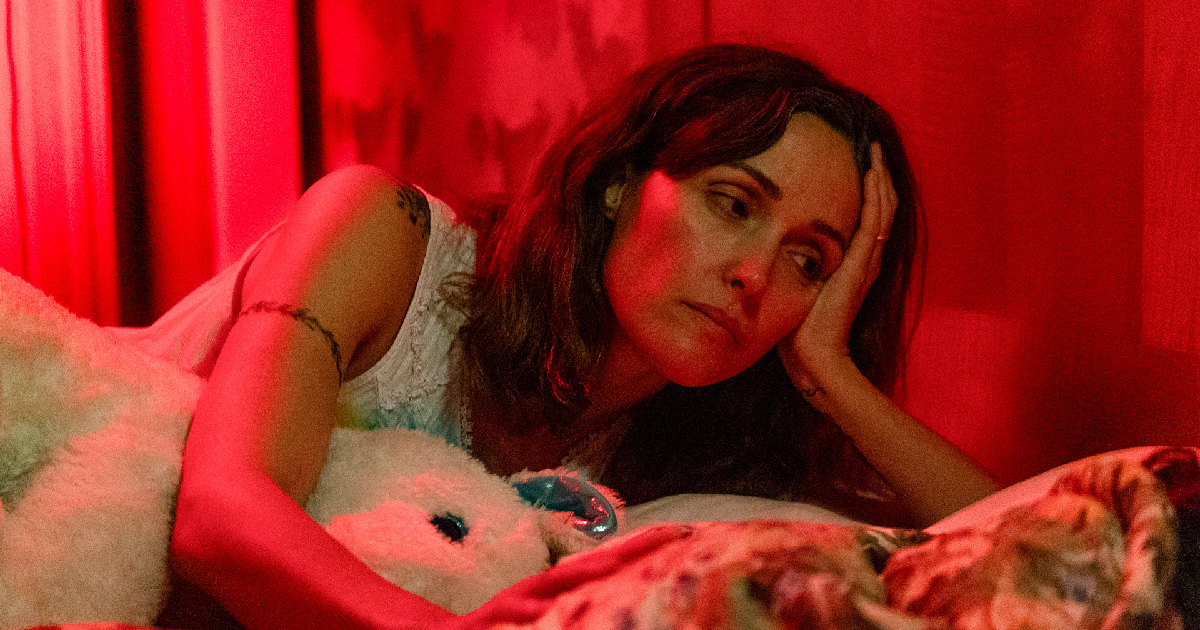 rose byrne è stesa sul letto in se solo potessi ti prenderei a calci - nerdface