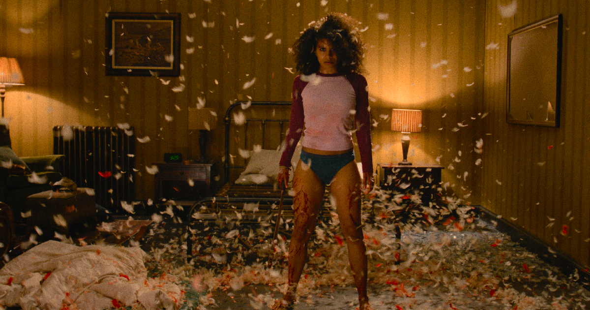 la protagonista di ti uccideranno è in piedi in un mare di piume - nerdface