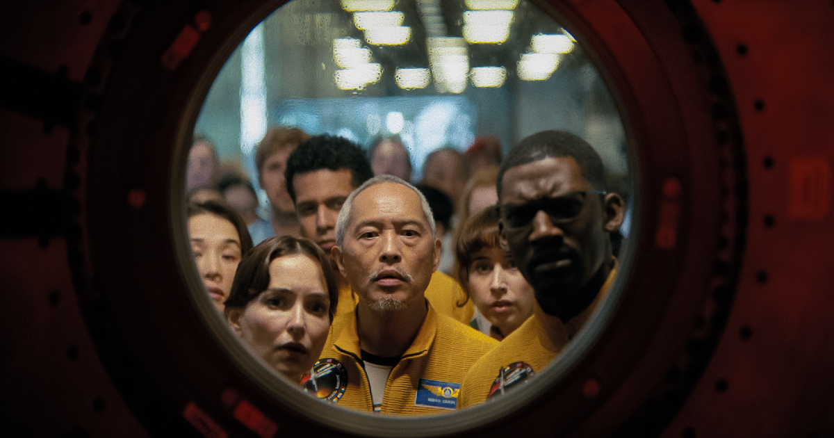 una folla di curiosi osserva l'oblò della nave de l'ultima missione project hail mary - nerdface