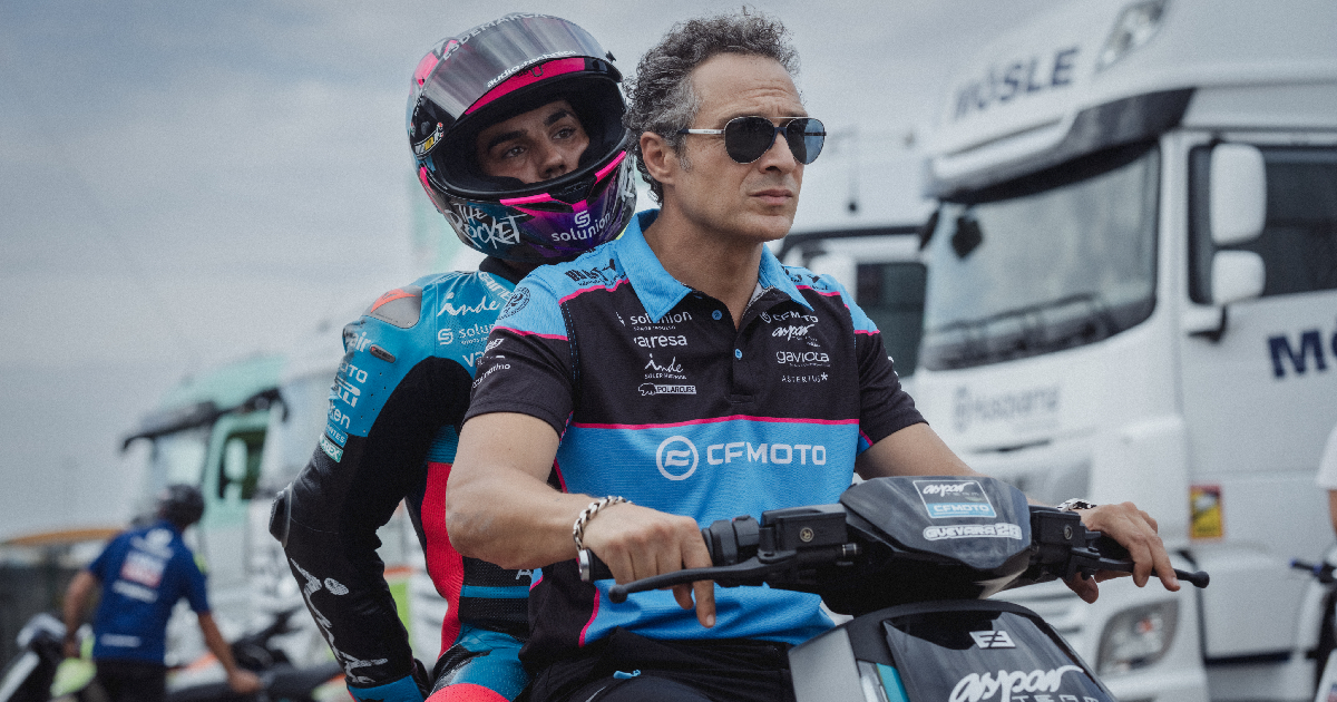 claudio santamaria guida uno scooter nel film idoli - nerdface