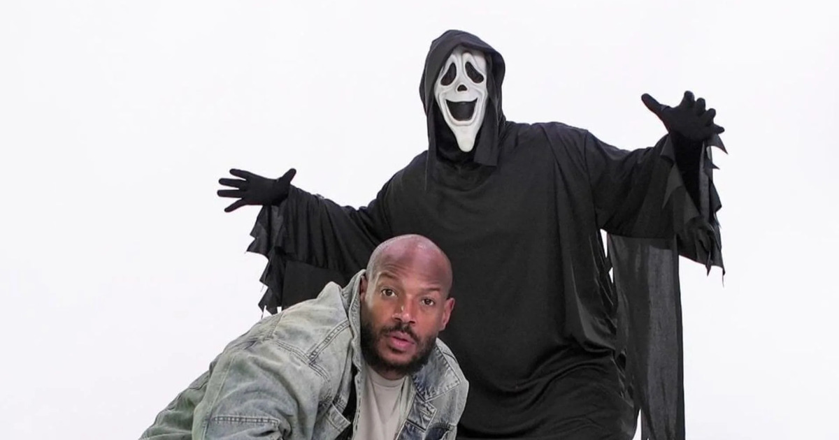 uno dei protagonisti in posa con dietro la maschera di Scream - nerdface