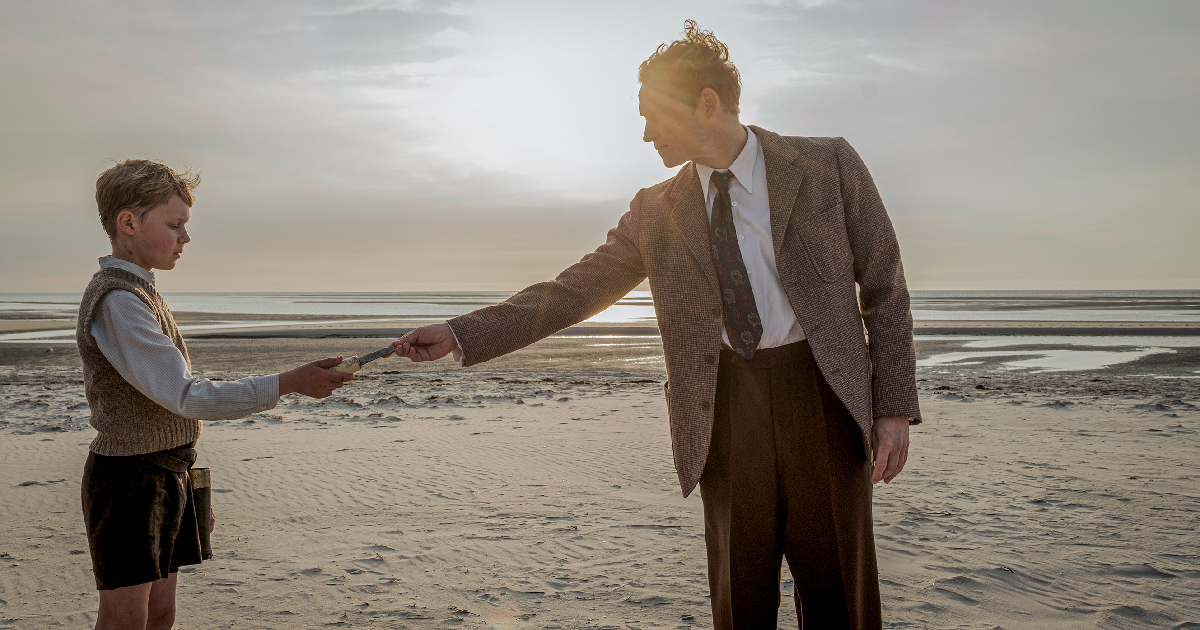 il protagonista de l'isola dei ricordi prende qualcosa da un uomo - nerdface