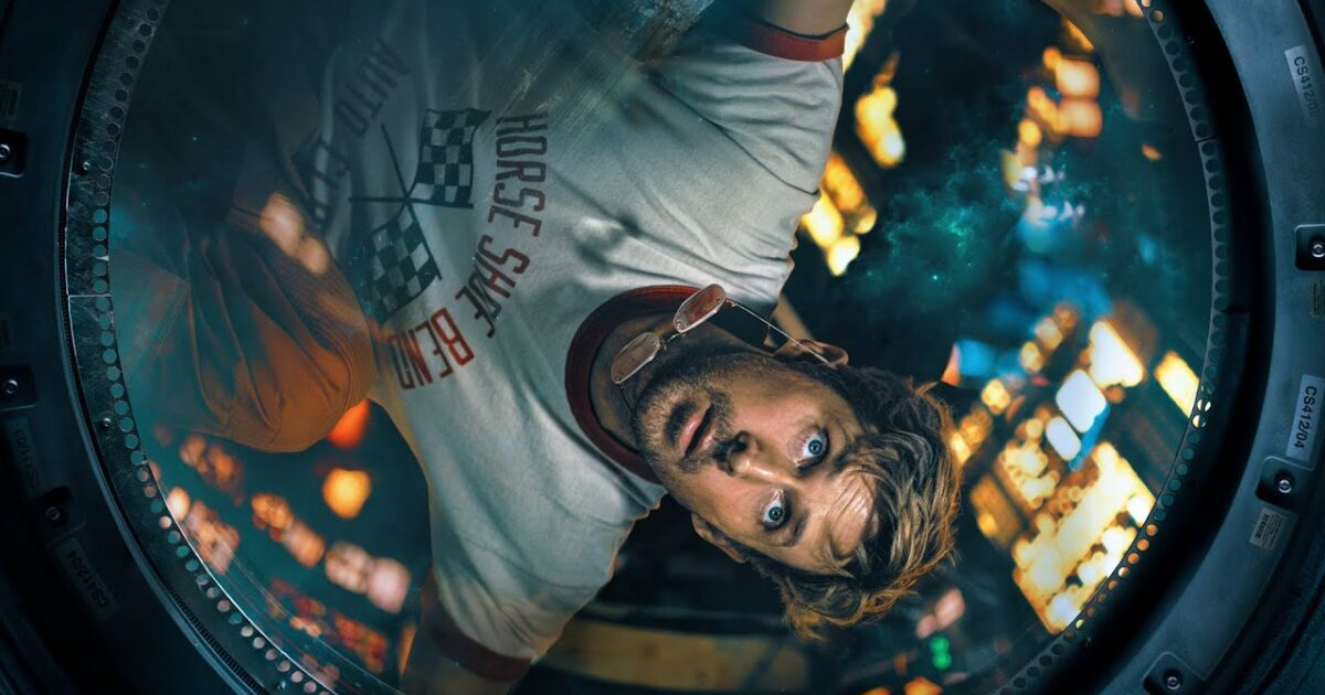 ryan gosling osserva qualcosa dall'oblò della nave spaziale de l'ultima missione project hail mary - nerdface