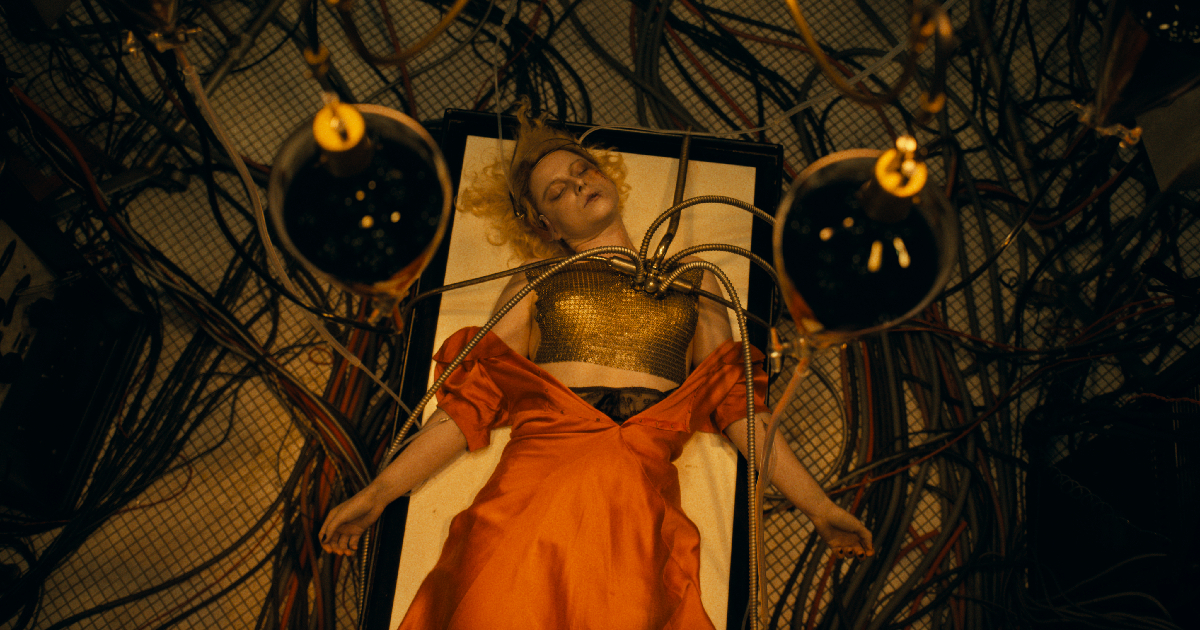 jessie buckley è stesa su un lettino di laborario e piena di tubi ne la sposa - nerdface