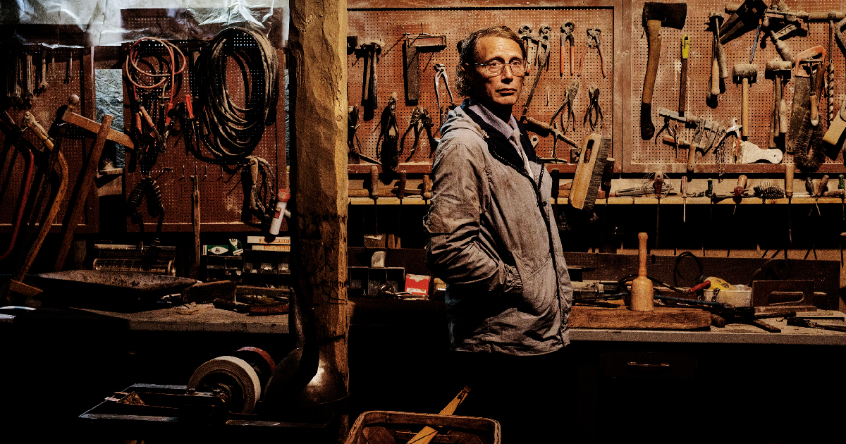 mads mikkelsen in un'officina nel film mio fratello è un vichingo - nerdface