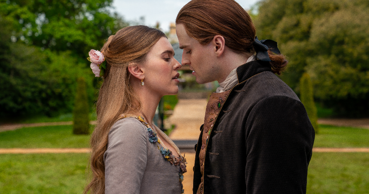 due protagonisti del trailer di outlander si baciano - nerdface