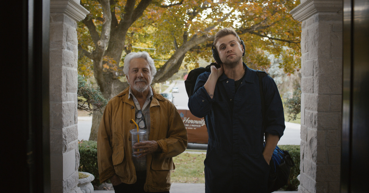 I due protagonisti in posa stanno per entrare da una porta - nerdface