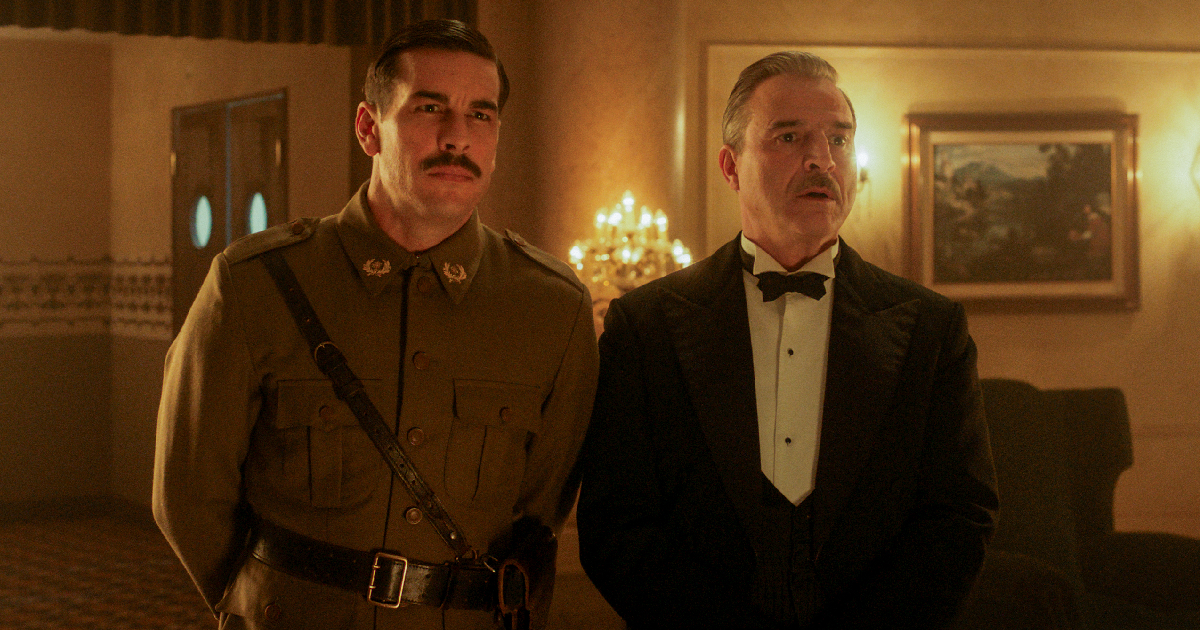 due protagonisti di acena con il dittatore sono in piedi uno accanto all'altro - nerdface