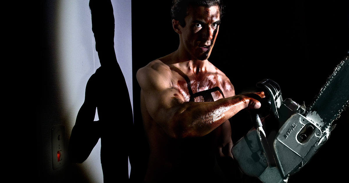 christian bale imbraccia una motosega in american psycho - nerdface