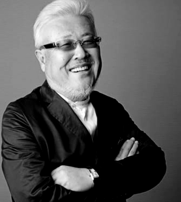 kazuo koike sorride a braccia conserte - nerdface