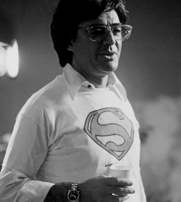 richard con bicchiere in mano e maglietta di superman indosso - nerdface