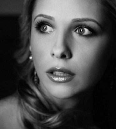 appside-sarah-michelle-gellar07 sarah michelle gellar guarda qualcosa in uno scatto in bianco e nero - nerdface