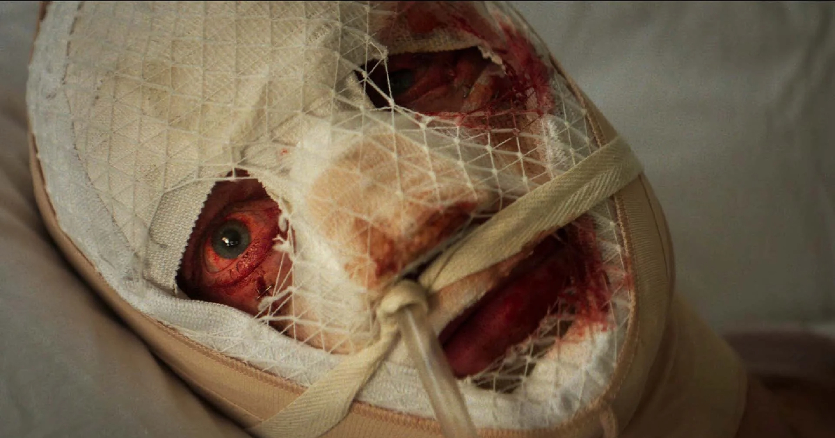 il protagonista del teaser trailer di clayface è ricoperto di bende - nerdface