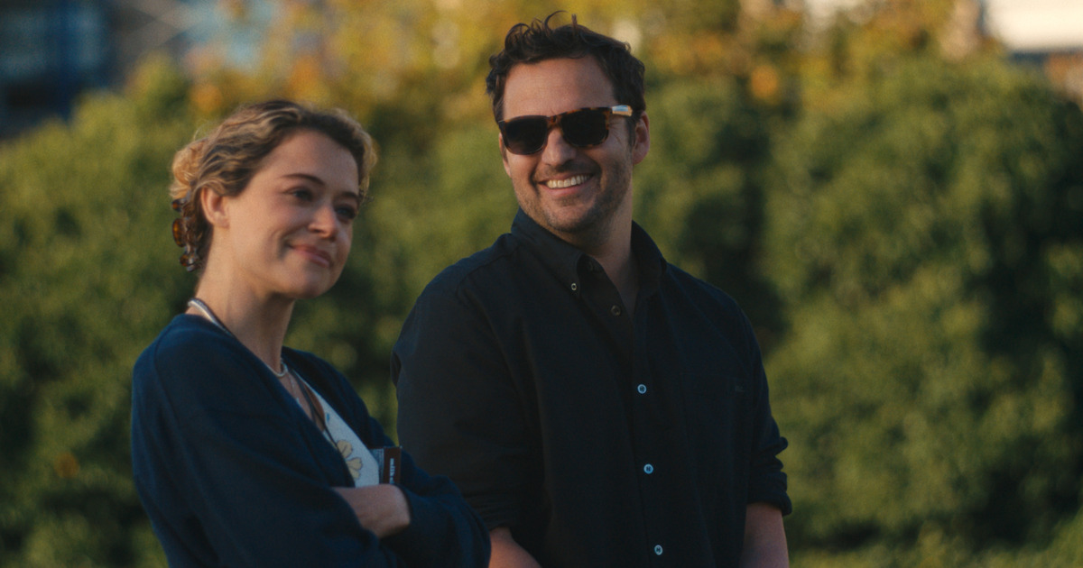 i due protagonisti in primo piano che ridono - nerdface