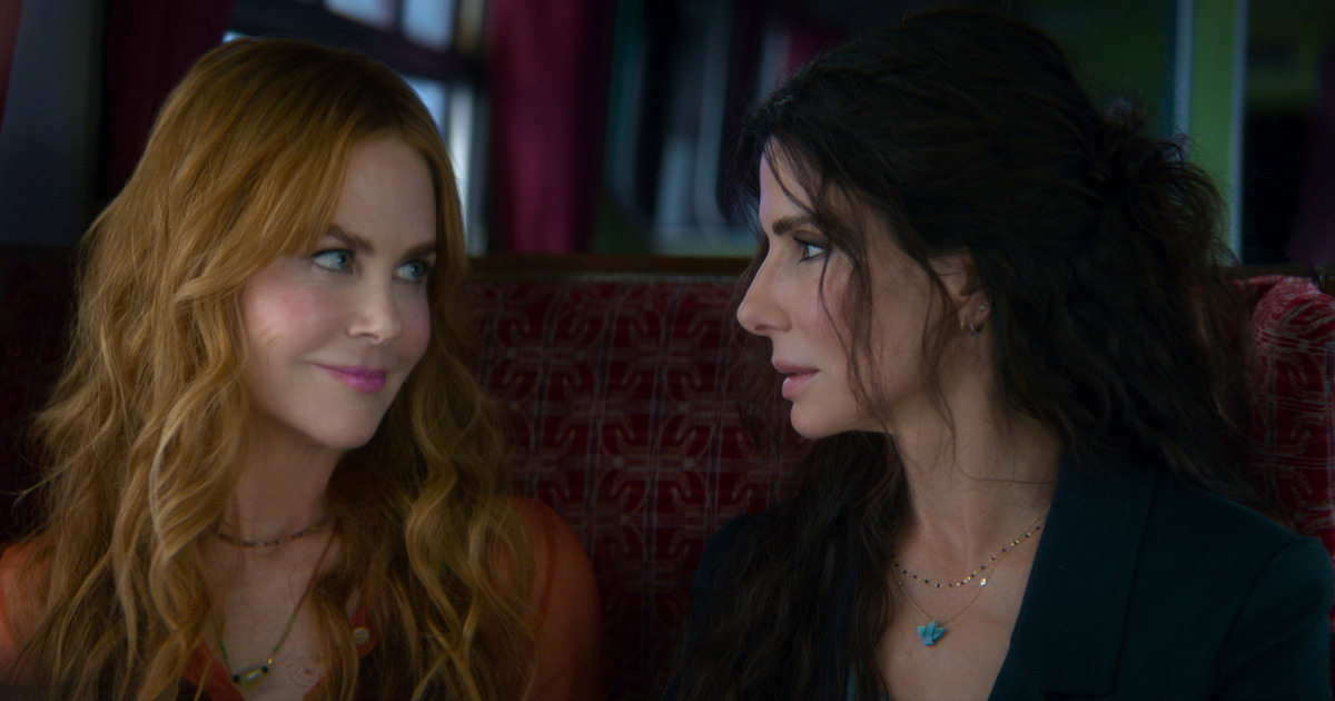 Le due protagoniste che parlano in una carozza di un treno - nerdface