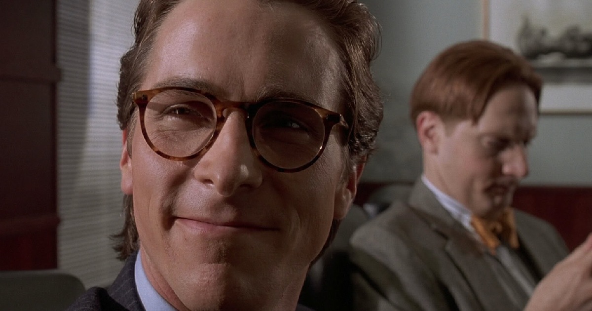christian bale con un sorriso stereotipato in american psycho - nerdface