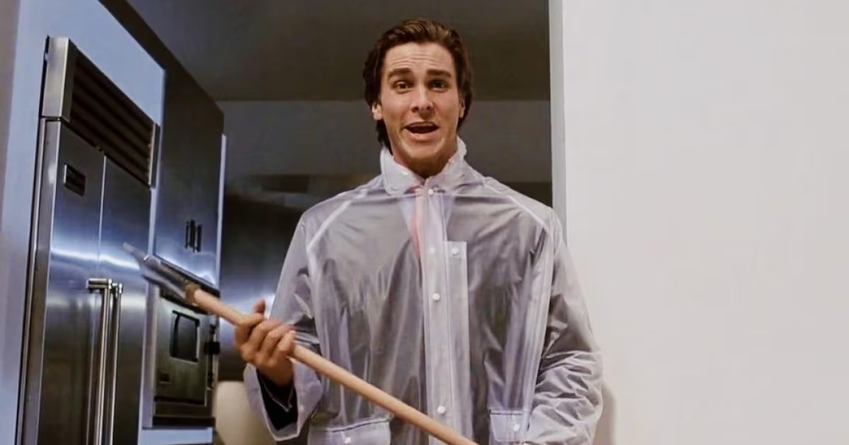 christian bale con un'accetta in mano in american psycho - nerdface