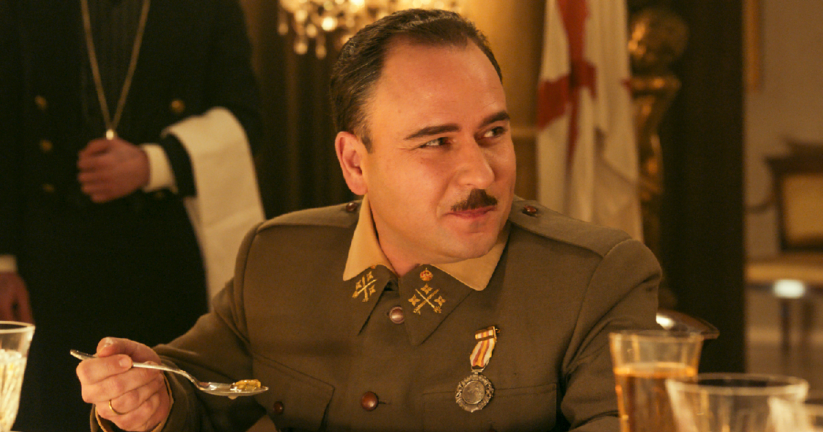 francisco franco mangia con gusto nel film a cena con il dittatore - nerdface