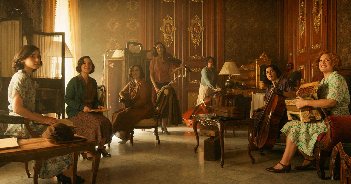 un gruppo di donne sorride in a cena con il dittatore - nerdface