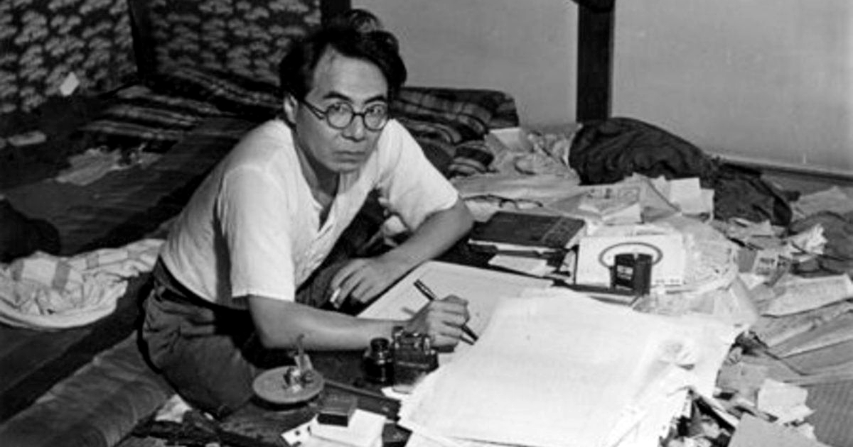 un giovane kazuo koike è al lavoro su una sceneggiatura - nerdface