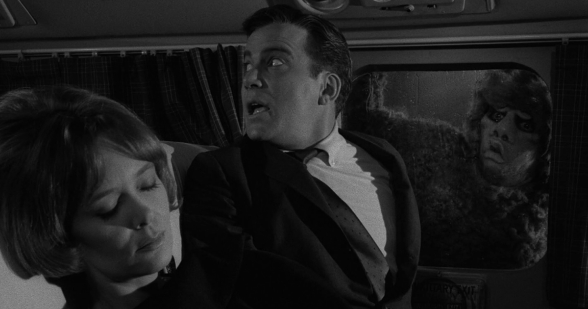 william shatner terrorizzato sul volo dell'episodio di ai confini della realtà girato da richard donner - nerdface