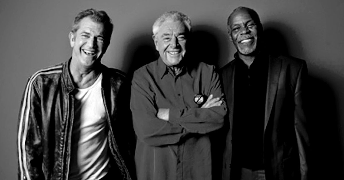 mel gibosn, danny glover e richard donner sorridono sul set di arma letale - nerdface