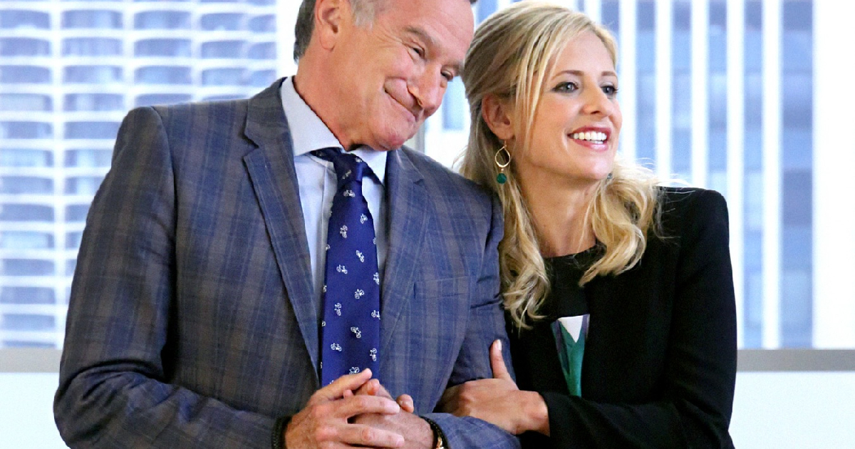 sarah michelle gellar è insieme a robin williams nella serie the crazy one - nerdface