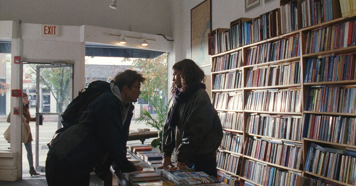 zendaya e robert pattinson discutono in una libreria in the drama - nerdface