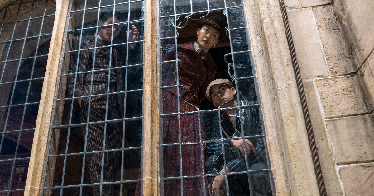 young sherlock si affaccia da una vetrata rotta di un palazzo antico - nerdface