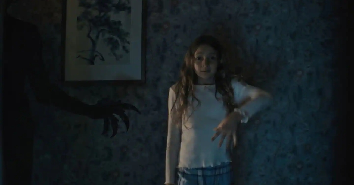 una bambina minacciata da una mano nel trailer di insidious fuori dall'altrove - nerdface