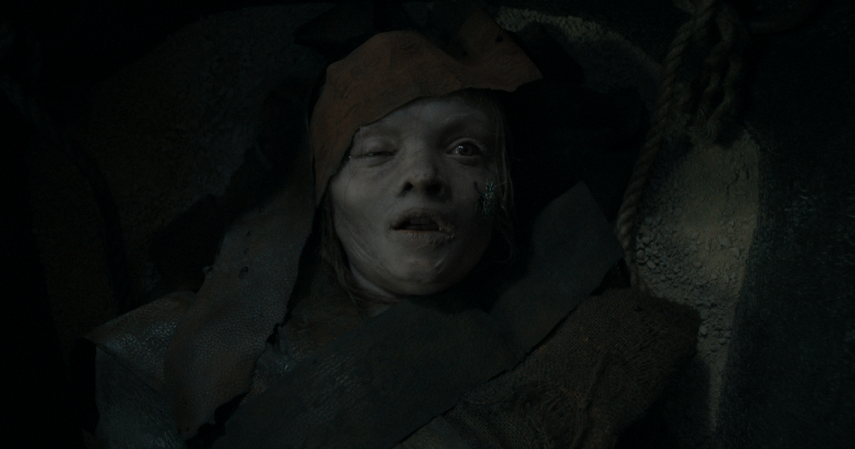 la bambina protagonista di lee cronin la mummia giace in un sarcofago - nerdface