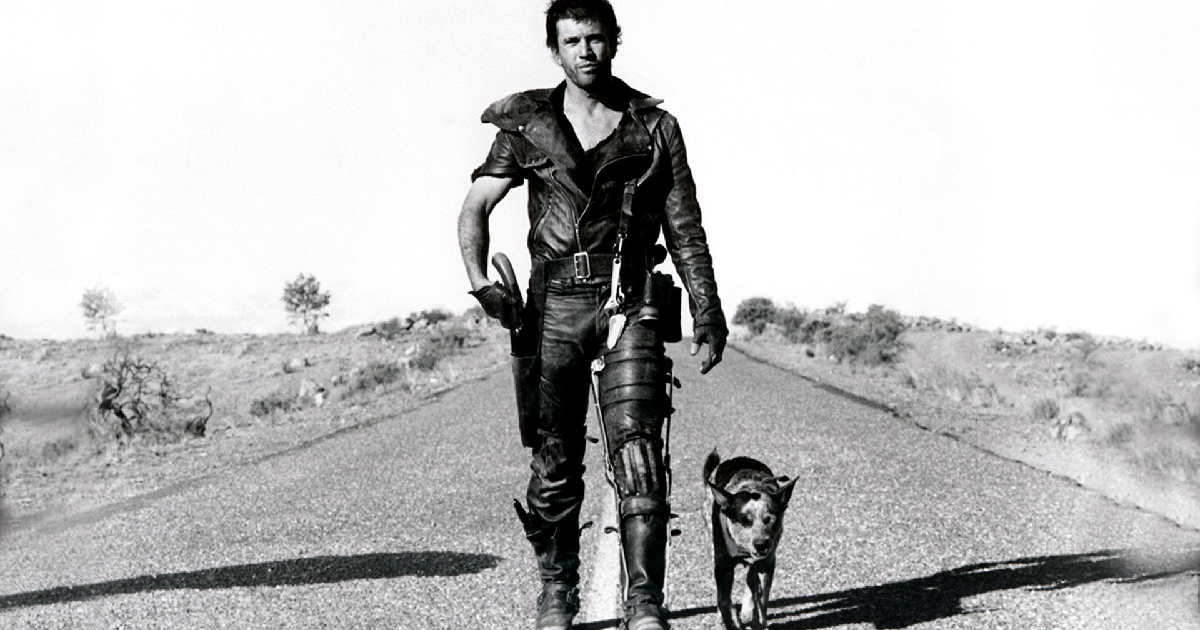mel gibson cammina col suo cane in mad max - nerdface