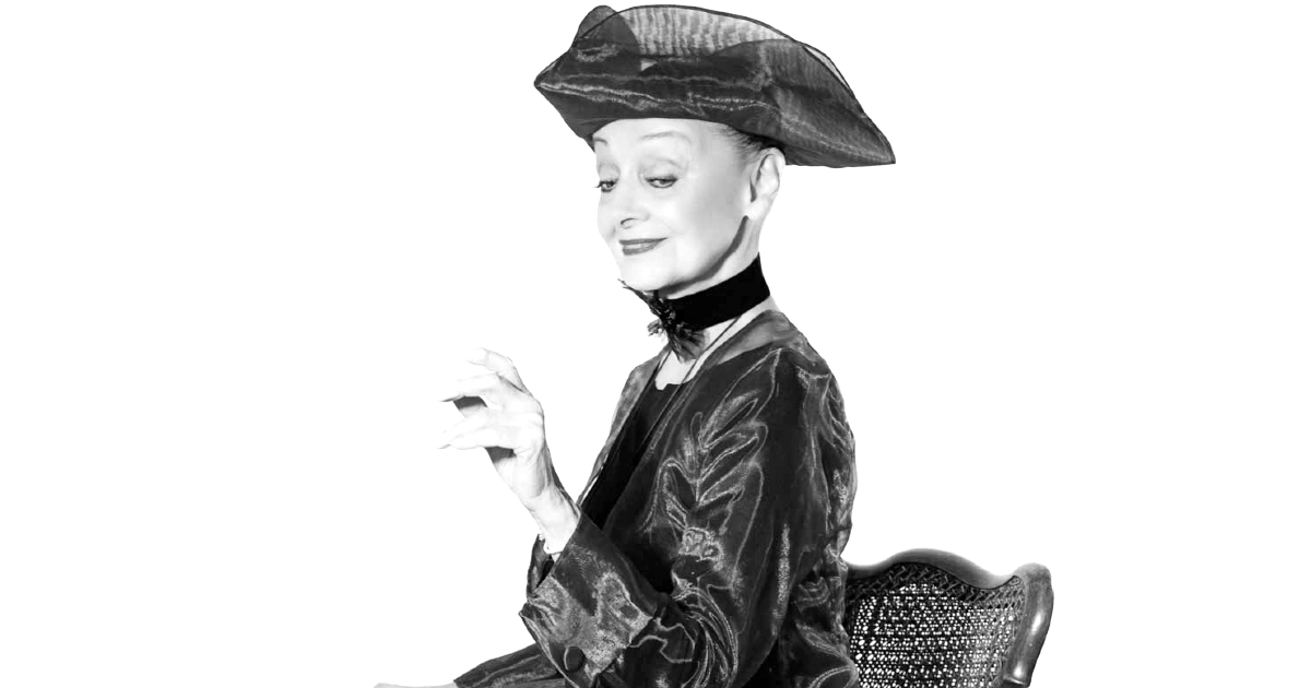 milena vukotic in posa su una sedia - nerdface