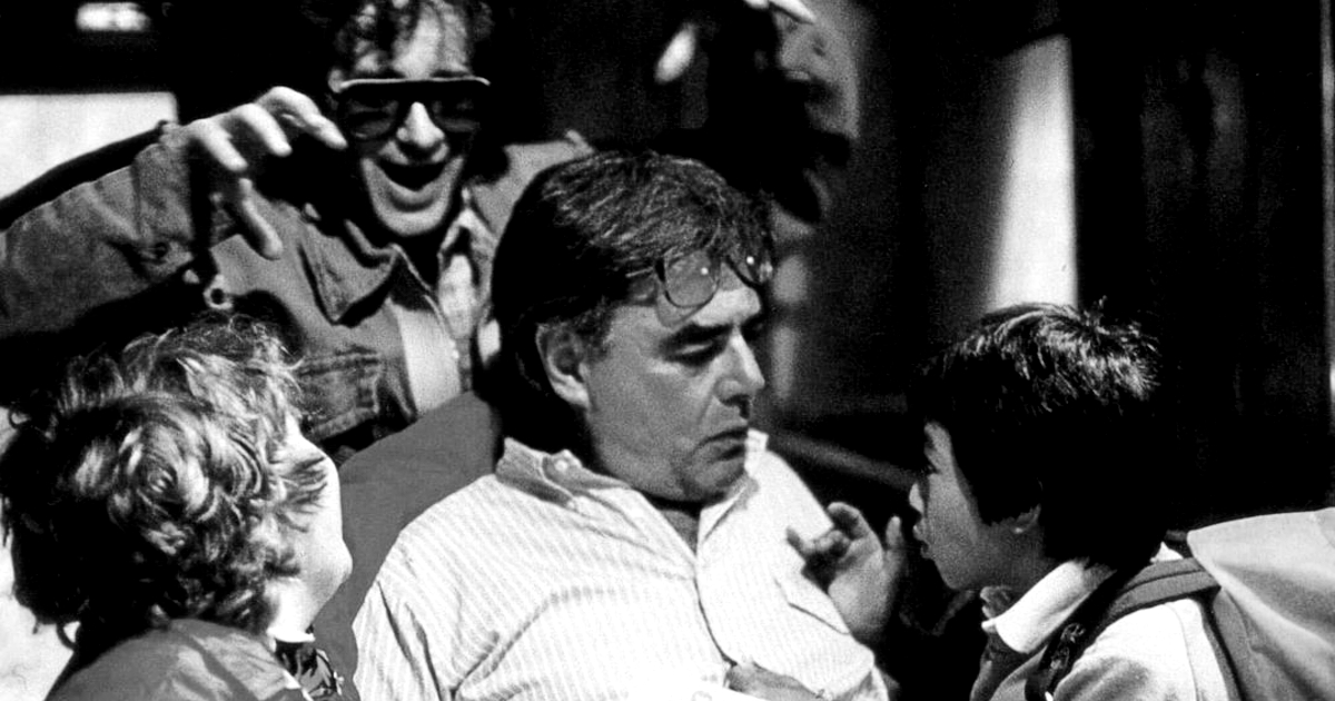 richard donner circondato dai goonies e con alle spalle steven spielberg - nerdface