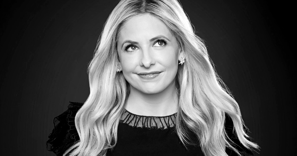 sarah-michelle-gellar-la-regina-dell-horror sarah michelle gellar sorride in una foto in bianco e nero in cui sorride - nerdface