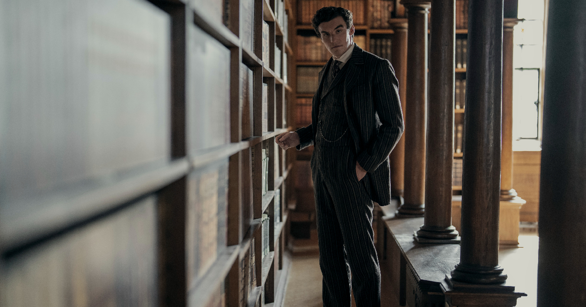 young sherlock in posa sotto un portico in legno - nerdface