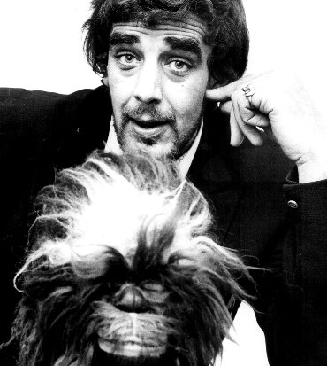 appside-peter-mayhew02 peter mayhew da giovane in posa con la maschera di chewbacca - nerdface