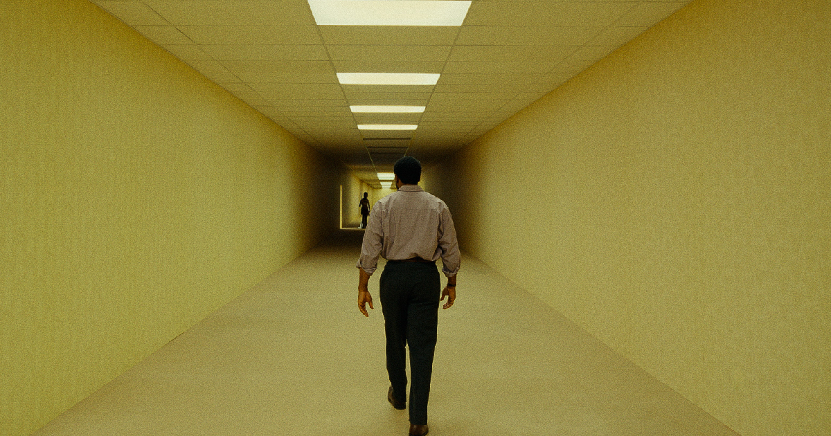 un uomo in un corridoio nel trailer di backrooms - nerdface