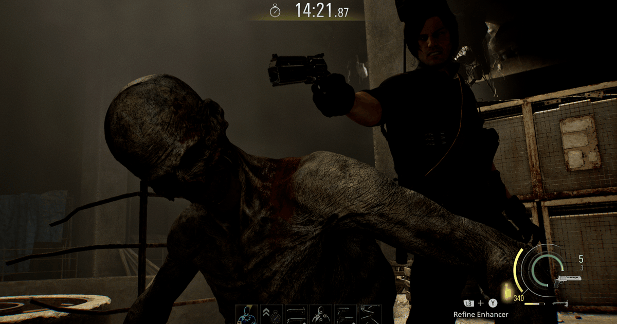 Screenshot di gioco con Leon che sta sparando a uno zombie - nerdface