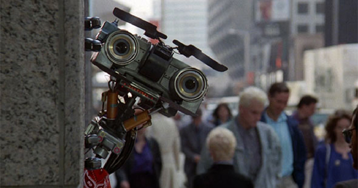 johnny 5 si affaccia da un muro di corto circuito - nerdface