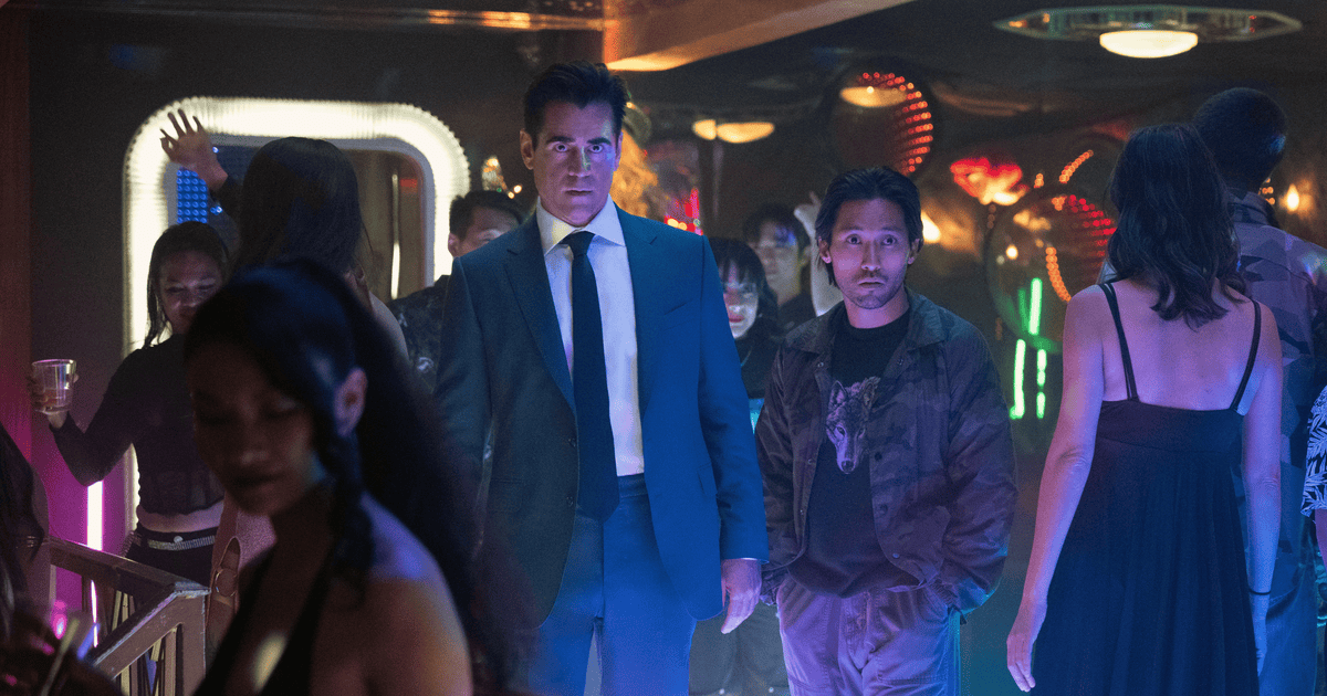 Colin Farrell con un 'altropersonaggio sono all'interno di una discoteca dove altra gente sta ballando - nerdface