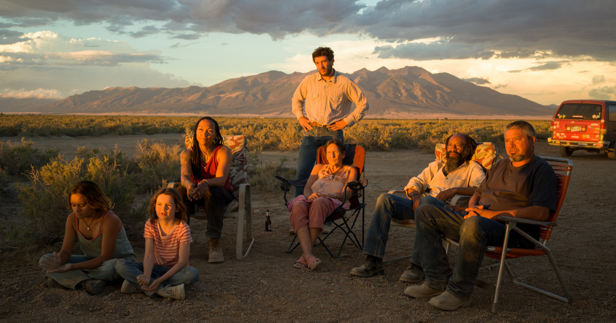 Tutta la famiglia seduta con sullo sfondo il selvaggio west - nerdface