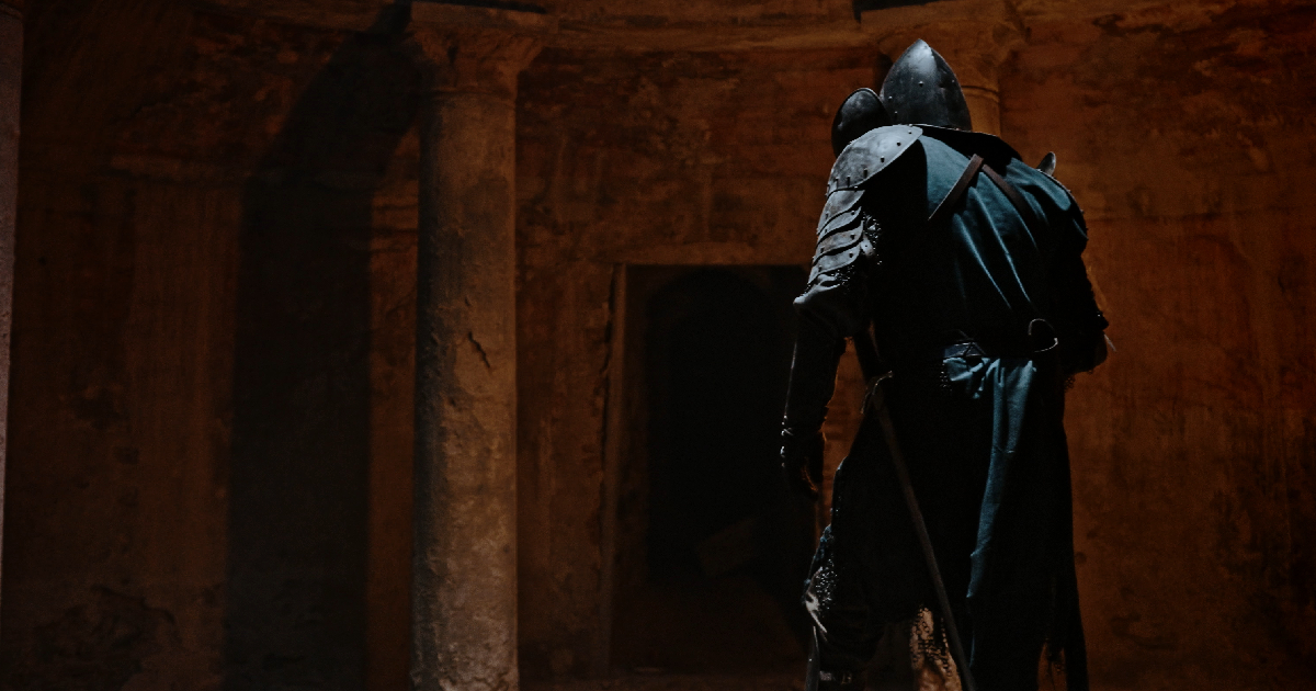 un cavaliere in armatura sta per entrare in un luogo oscuro in juggernaut - nerdface