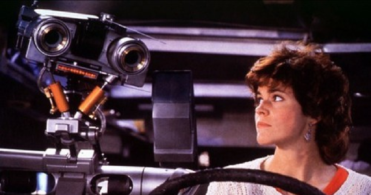 johnny 5 è in auto nel film corto circuito - nerdface