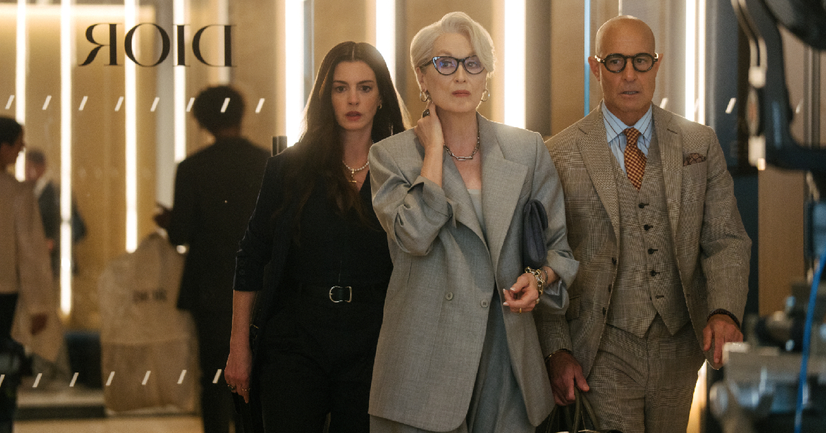 meryl streep, stanley tucci e anne hathaway escono da un negozio di lusso ne il diavolo veste prada 2 - nerdface