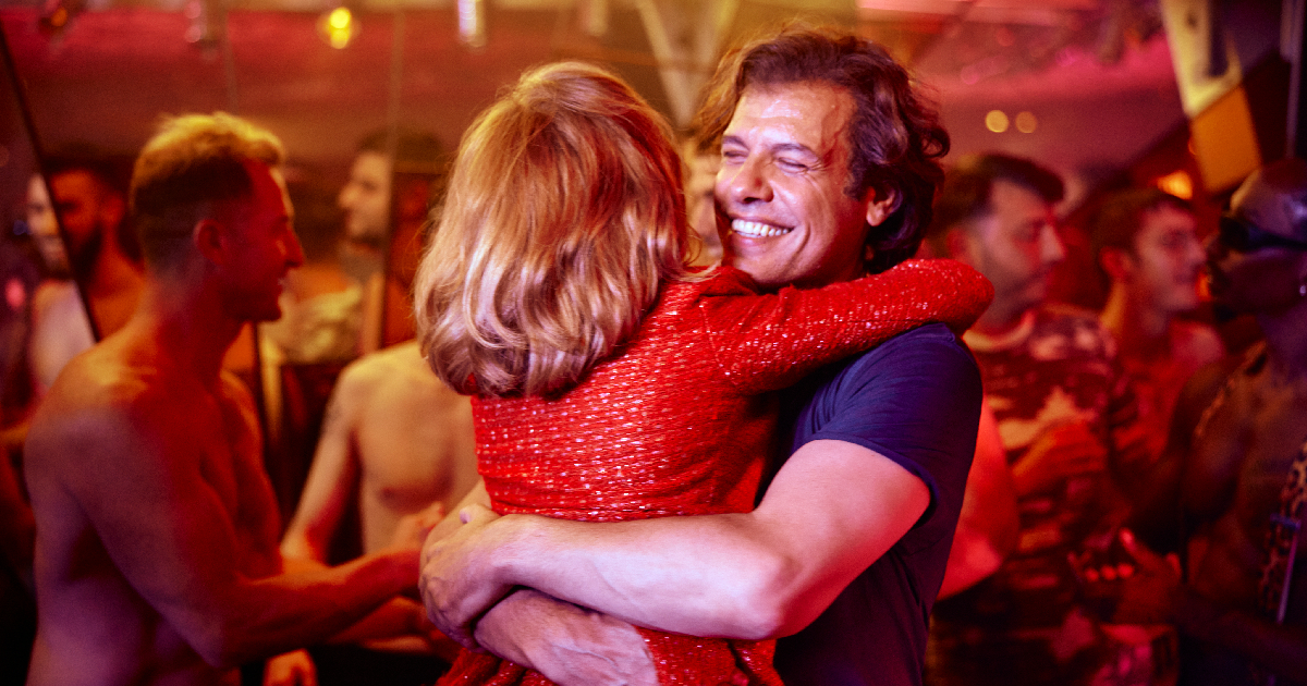 i protagonisti de la donna più ricca del mondo si abbracciano in discoteca - nerdface
