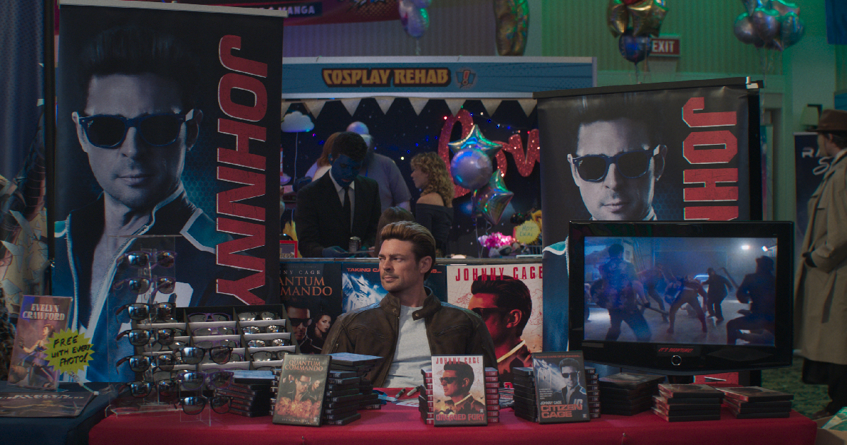 karl urban è johnny cage in mortal kombat 2 ed è da solo col suo merchandising in una fiera di settore - nerdface