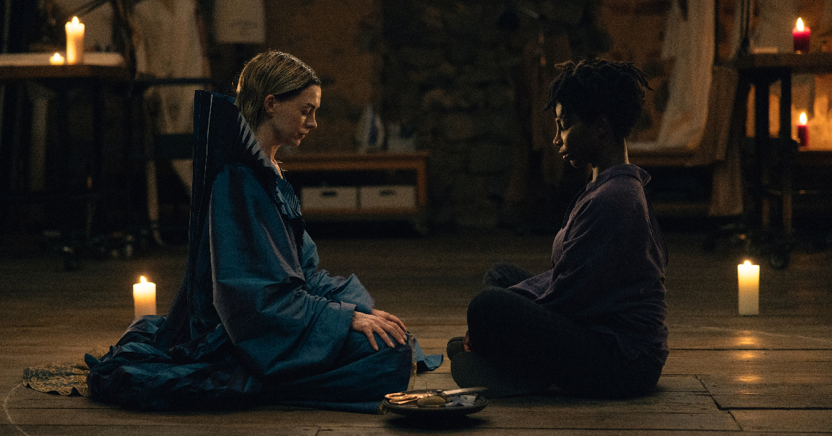 anne hathaway con un'amica in mother mary - nerdface