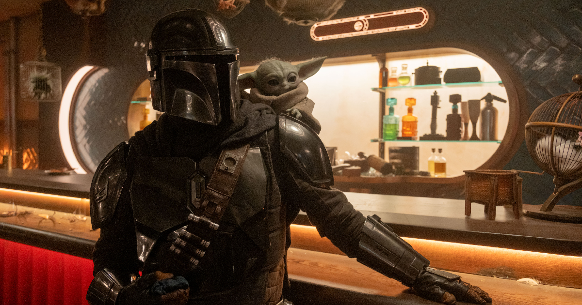 i due protagonisti di mandalorian and grogu sono in un bar - nerdface